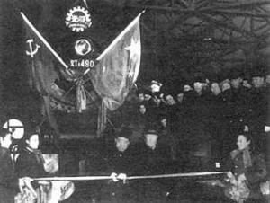 1954年北京-莫斯科列车的通车典礼，铁道部部长滕代远为列车剪彩