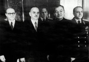 1951年4月张闻天与什维尔尼克合影