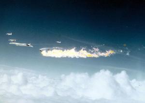 第二架XB-70原型机发生在空中撞机后爆炸起火的画面