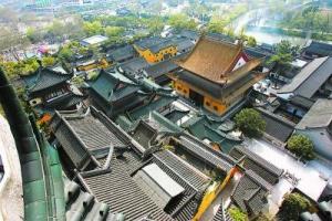 登上慈寿塔，规模宏大的金山寺一览无遗