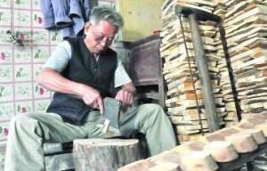 正在制作木屐的匠人