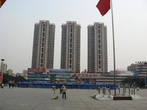 在广场上远眺小区