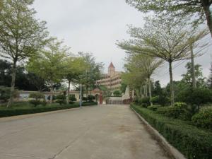 山瑶学校进校道路