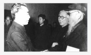 周恩来与丰子恺握手