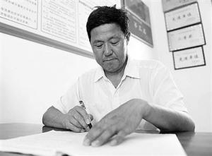 王坤友在村委会办公室内办公