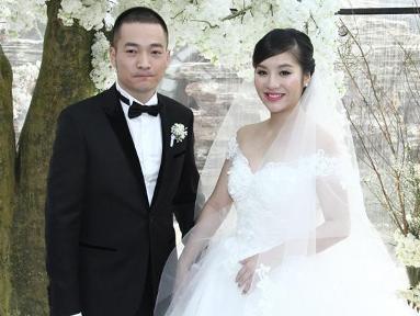 喻恩泰在微博中晒出与旅游卫视女主播史林子的结婚证,并附文:"一直