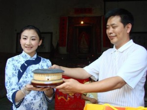 永定县向何雯娜赠送客家土楼模型