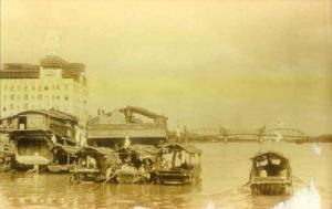 左侧是永安堂，外墙有虎标的广告。远处是海珠桥。