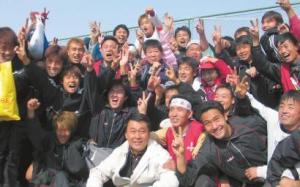 2004年重返中甲后球队和球迷合影