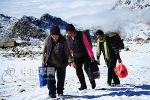三位藏族阿妈为官兵送菜踏雪上哨所途中