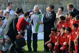习近平主席在德国探望志丹县少年队