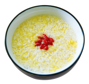 先用糯米制成甜米酒,再加鸡蛋,白糖等煮沸而成,色泽美观,柔软细嫩