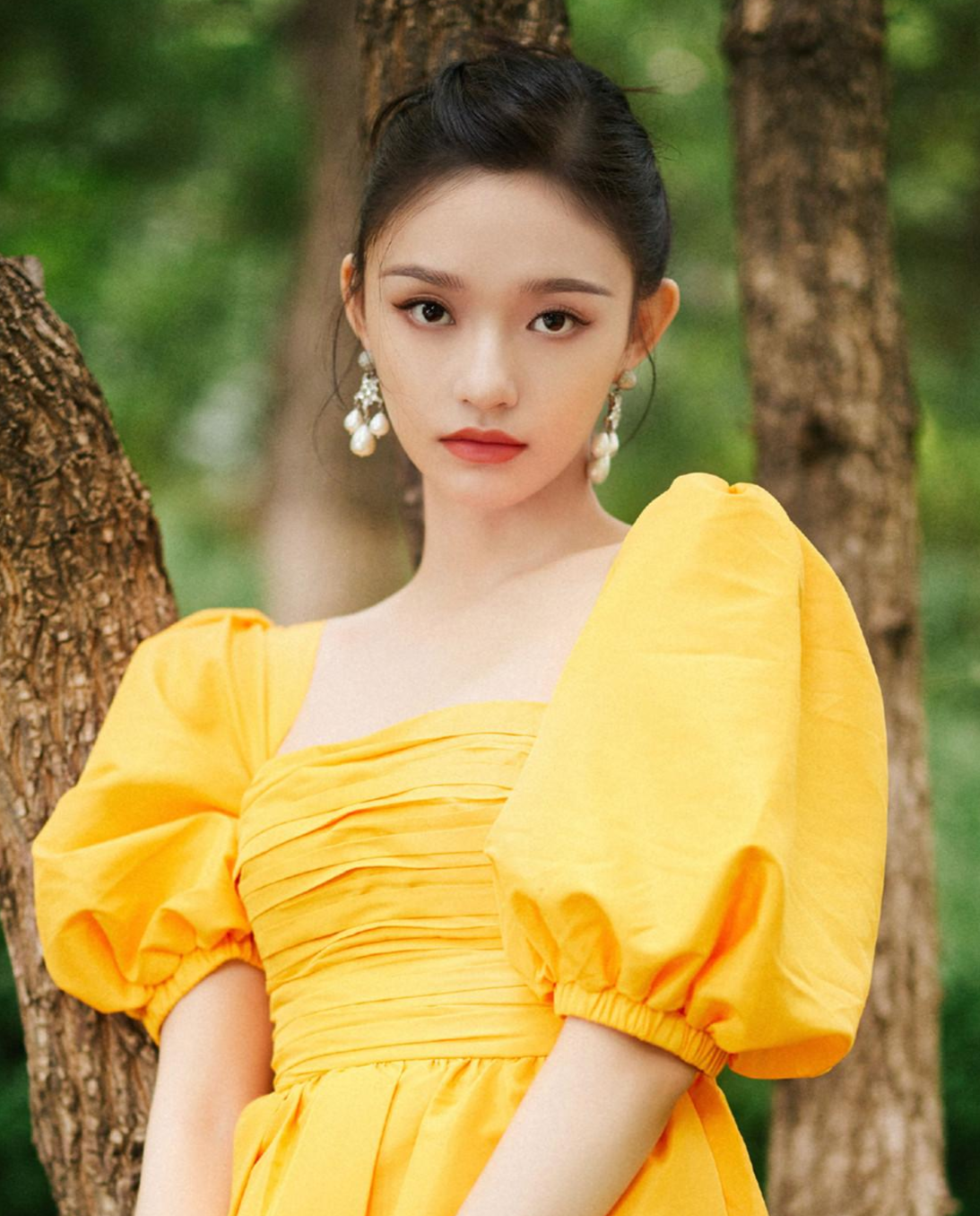 林允(jelly lin,1996年4月16日-),原名费霞,出生于浙江湖州,中国内地