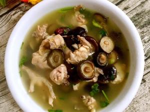香菇炖鸡汤