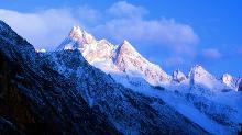 理塘格聂圣山