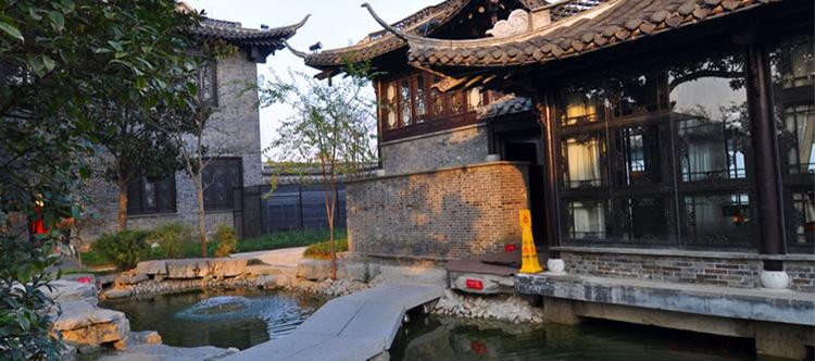 壶园,旧时扬州的一个私家园林之一,因为面积不大,精巧别致,因此有壶园