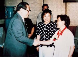 1995年江泽民同志亲切会见获南丁格尔奖的孙静霞（右）