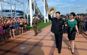 金正恩偕夫人出席绫罗人民游乐园竣工仪式