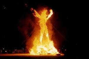 夜晚仪式：燃烧大型木制人偶