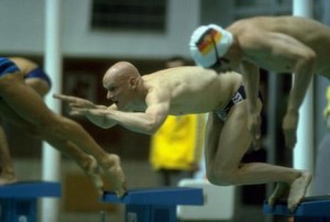 英国选手在男子100米蛙泳入水瞬间
