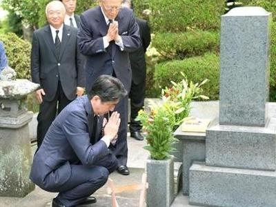 安倍为祖父扫墓