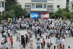 学校举办大型社团选课活动“百团大战”