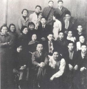 1935年上海美专西画系师生与人体模特合影