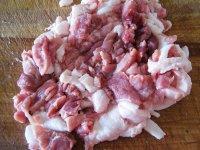 1.猪肉切成小块，剁成肉泥