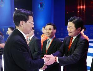 浙江省委副书记王辉忠为章鹏飞颁奖