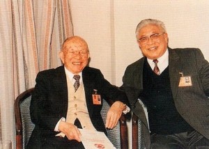 李默庵（左）晚年与黄埔同学留影