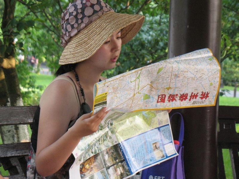 2010年06月06日西湖边带太阳帽的女孩儿