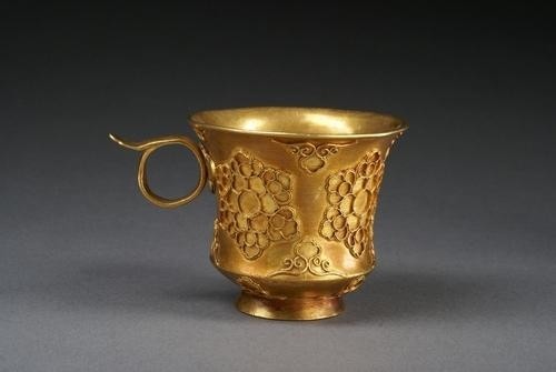 唐·金筐宝钿团花纹金杯