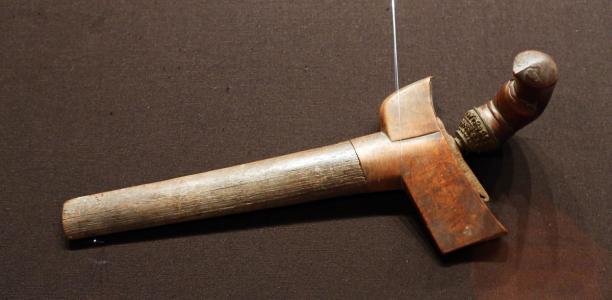 全部版本 最新版本 曲剑是一种冷兵器,用于劈杀与刺杀的曲形剑.