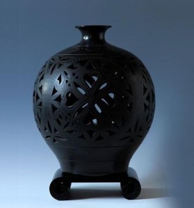 黑陶黑陶茌平黑陶造型优美,图案精细,刀法淋漓,雕刻剔透