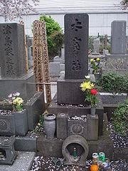 三鹰禅林寺的太宰治墓