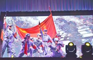 学生表演的《飞夺泸定桥》
