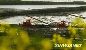 山七镇群众在机耕农田