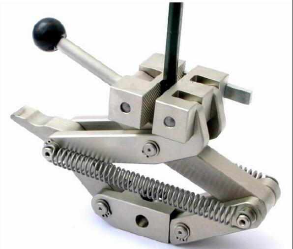 夹具:机械制造过程中用来固定加工对象,使之占有正确的位置,以接受