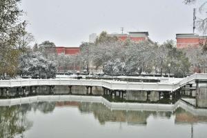 延安大学西安创新学院雪景