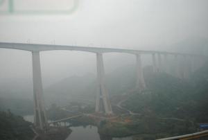 雾中看世界上最高双线铁路桥联调联试的试车