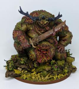 大不净者巨大而肿胀的纳垢大恶魔,塔立于咕哝吵闹的纳垢恶魔群中,就