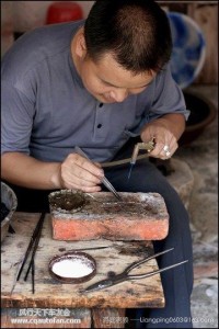 国家级“工艺大师”李光雄在加工银饰