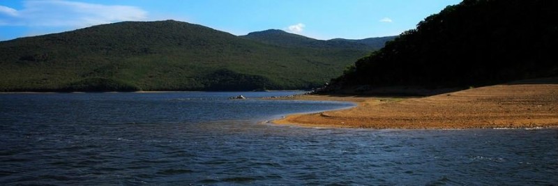 镜泊湖水面及周边景观