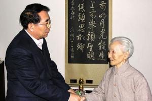 李佩（右）