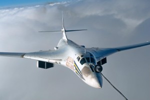 正在进行空中加油的图-160