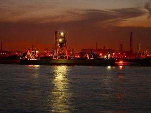夜间的川崎港