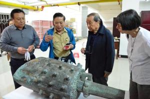 北大考古学系主任李伯谦在随博查看曾侯舆编钟