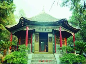 南阳卧龙岗诸葛草庐——郭沫若题