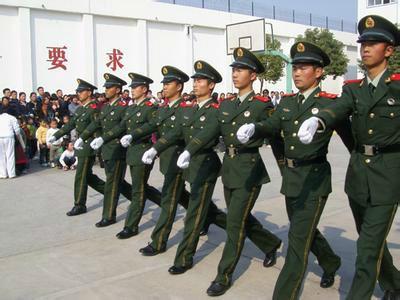 主要是身体形态训练为主,训练军人的形象,仪表.