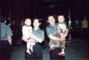 公安民警解救受害儿童